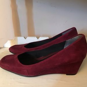 Aerosols wedge shoes.